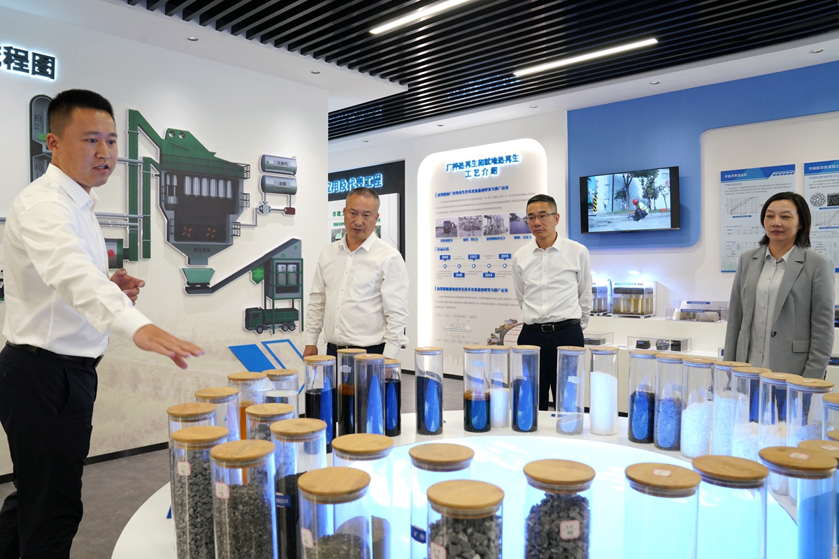 20241009市國資委黨委書記、主任陳文榮參觀杭州灣綠色養護公司展廳，右起李利、柏衛東、陳文榮（李阿梅 攝）.jpg
